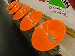 Оранжевые пластиковые сиденья