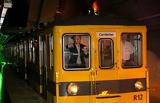 Маурисио Макри в кабине поезда, после открытия станции в 2010 году.