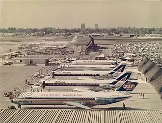 Разбившийся самолёт (на переднем плане) за год до катастрофы