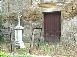 Распятие перед католичкой церковью