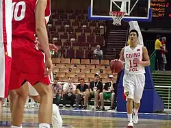 Го Айлунь в матче против сборной Польши