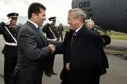 Фатмир Медиу (слева) на встрече в Дональдом Рамсфелдом в 2006 году.