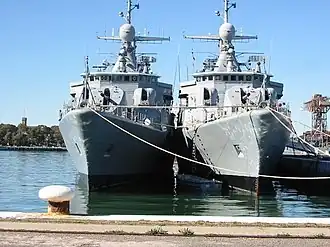 Эсминцы «Хероина» и «Саранди» у причальной стенки военно-морской базы Пуэрто-Бельграно