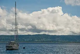 Шлюп в заливе Меле-Бей