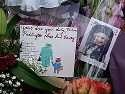 Цветы и открытки в память о королеве.