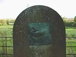 Мемориальная стела в честь Эдит Ситуэлл. Уэстон-энд-Уидон[англ.], Тоустер[англ.], Нортгемптоншир