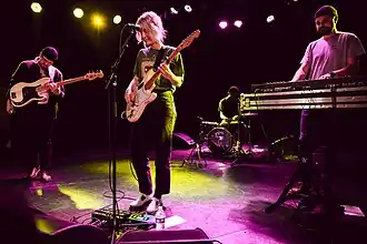 Слева направо: Джесси Кэрон, Эмма Пру и Драгош Кириак на одном из выступлений в 2019 году