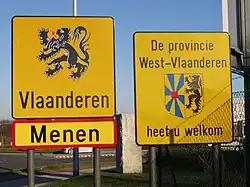 Флаг Бельгийской Фландрии, используемый на пограничном знаке в городе Менен