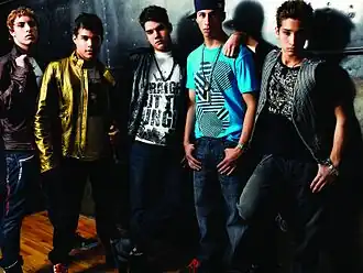 Слева направо: Хосе Кольясо, Монти Монтаньес, Эмануэль Паган, Карлос Оливеро, Крис Мой