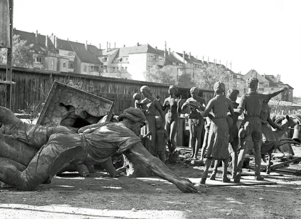 Пункт сбора демонтированных памятников (1942).Памятник молодёжи стоит справа.