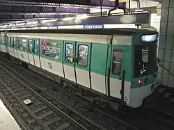 Состав модели MF 77 в зале линии 8