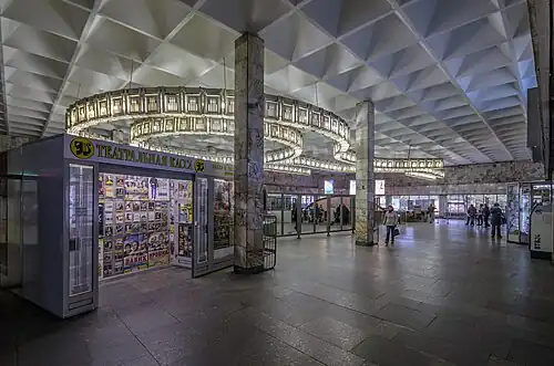 Вестибюль до проведения капитального ремонта и ликвидации центральной световой композиции