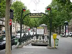 Вход на станцию, оформленный в стиле Эктора Гимара