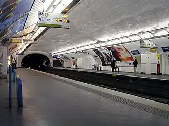 Зал станции (вид в сторону Пон-де-Левалуа)