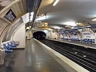 Зал станции (вид в сторону Пон-де-Левалуа)