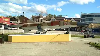 Памятник МиГу-23 около станции