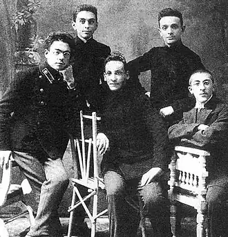 Фотография 1912 года. Мишель Кикоин — в первом ряду слева