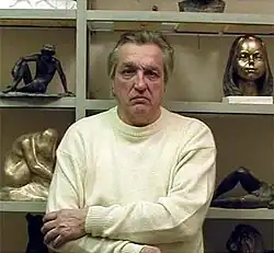 Михаил Лушников в своей мастерской в г. Москве в 2013 году