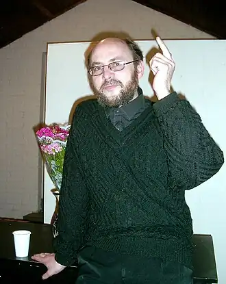 Поэт и редактор Михаил Ромм на своём литературном вечере в Крымском клубе. Зверевский центр современного искусства. 14.06.2004.