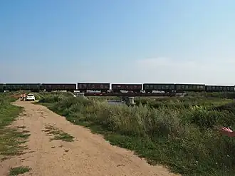 железнодорожный путь недалеко от деревни