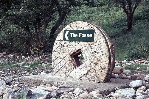 Дорожный указатель из старого жернова недалеко от Ричмонда, Северный Йоркшир, Англия