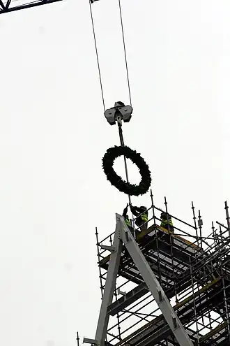 Установка венка для праздника стропил Латвийской Национальной библиотеки 3 мая 2011 года