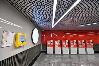 Терминал проверки состояния билетов (слева на стене) и билетные автоматы, @8А Минская Минская