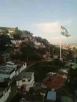 Флаг Кали на высоком флагштоке