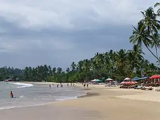 центральный пляж Мириссы