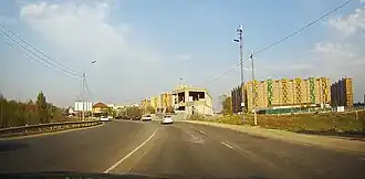 Вид деревни с новыми многоэтажными домами