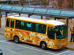 Городской автобус, на котором можно добраться до музея от железнодорожной станции, украшен изображениями из титров фильма «Мой сосед Тоторо»