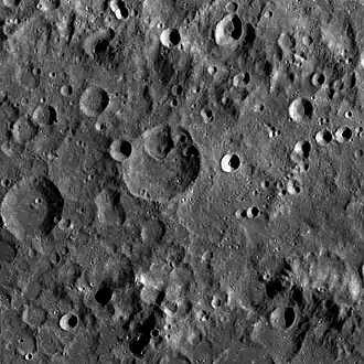 Снимок зонда Lunar Reconnaissance Orbiter. Кратер Мохоровичич в центре снимка.