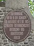 Надпись по-немецки. Памяти австрийских, русских и французских воинов, павших в Аустерлицком сражении 2 декабря 1805 года.