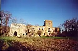 Руины Санта-Мария-де-Ногалес: первоначальным фундаментом был бенедиктинский монастырь, основанный Велой в 1150 году, но к 1164 году он перестал существовать, когда был восстановлен как цистерцианский монастырь.