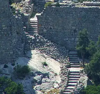 Каменная лестница, ведущая к крепости