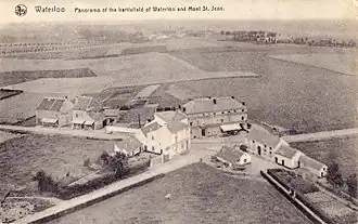 Вид с вершины Насыпи льва с видом на деревни Леон (на переднем плане) и Мон-Сен-Жан и его фермы (вдалеке справа)