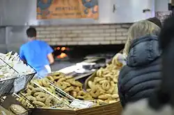 Субботняя утренняя очередь за бейглами в Сант-Виатеур Бейгл, Монреаль, Квебек