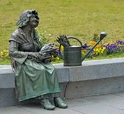 Вид на памятник Берте Клингберг со стороны озера.