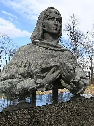 Повреждённый в результате Первой карабахской войны памятник азербайджанской поэтессе Хуршидбану Натаван