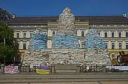 Памятник, укрытый от российских обстрелов. Июль, 2022