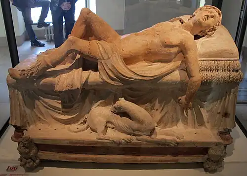 Погребальный монумент, изображающий умирающего Адониса. 250—200 гг. до н. э. Григорианский Этрусский музей Ватикана