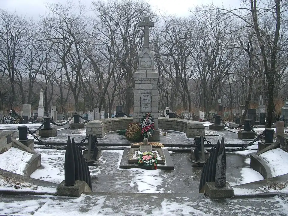 Памятник «Морякам крейсера „Варяг“» во Владивостоке (захоронение нижних чинов крейсера «Варяг» на Морском кладбище Владивостока)