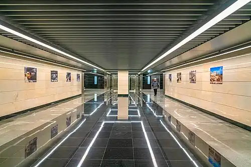 Коридор от эскалаторов к путевому залу станции