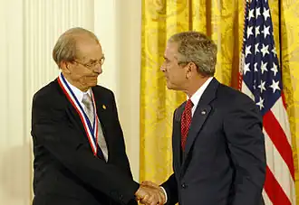 Ахенбах с президентом Бушем при вручении Национальной научной медали, 27 июля 2007 год