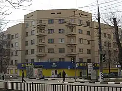 Дом 12/22 на углу с Авиамоторной улицей. Жилой посёлок