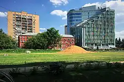 Дома 12, 7 и 5, вид со стороны Аптекарского Огорода. Лужайка — место проведения ежегодного шоу скульптур из песка