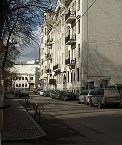 Вид на дом № 6 от патриаршей резиденции (№ 5). На дальнем плане — белое здание посольства Мексики