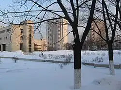 На углу Самаркандского бульвара и Ферганской улицы. Слева — школа искусств имени Балакирева