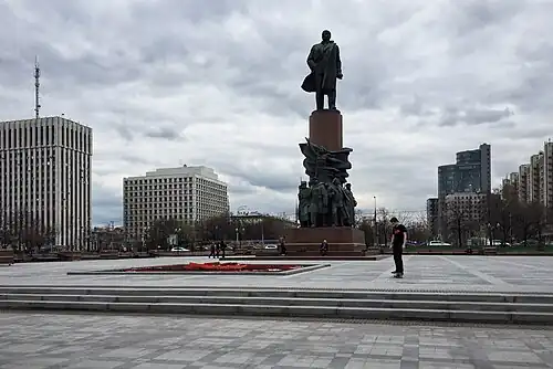 Памятник В. И. Ленину на Калужской площади. Совместно со скульптором Л. Кербелем; архитекторы Г. Макаревич, Б. Самсонов. 1985 год.