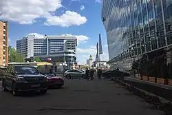 Киевская улица в районе домов 2 (слева) и 7 (справа)